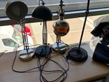 une table sur laquelle se trouvent de nombreux objets différents