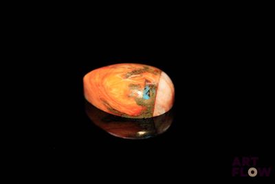 a picture of a wooden object in the dark