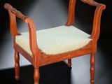 une photo d'un banc en bois sur lequel est posé un coussin