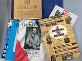 Plusieurs livres sont posés sur une table, avec une tasse de café devant eux