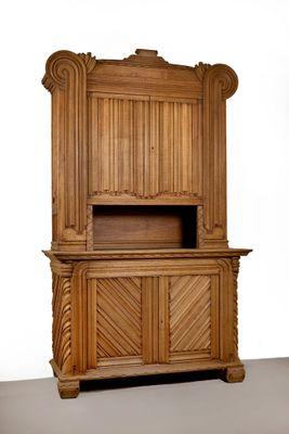 Grand buffet deux corps en chêne sculpté sur les trois faces…