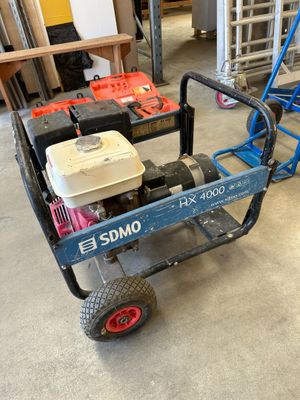 un petit chariot bleu équipé d'un petit moteur