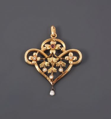 un pendentif ancien en or et diamants