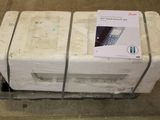 une pile de cartons posée sur un chariot au sol