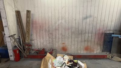 une boîte remplie de nourriture posée par terre dans un garage
