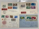 Deux enveloppes portant des timbres différents sont posées sur une table.