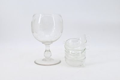 deux verres à vin vides posés l'un à côté de l'autre sur une surface blanche
