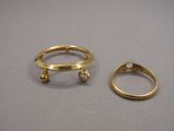 deux bagues en or et une bague ornée d'une boule