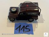 un camion miniature posé sur une feuille de papier bleue