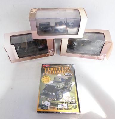 trois petites voitures et un DVD posés sur une table