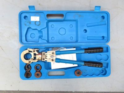 une mallette bleue contenant des outils, posée sur une table