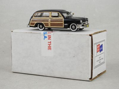 une voiture jouet posée sur une boîte