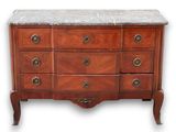 une commode à dessus en marbre avec un dessus en marbre