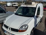 une camionnette blanche garée dans un parking à côté d'autres voitures