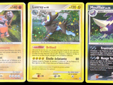 Trois cartes Pokémon sont représentées en ligne sur un fond noir