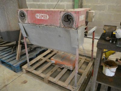 une machine posée sur une palette dans une pièce