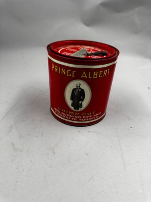 une boîte en fer-blanc rouge sur laquelle est représenté un homme