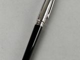 a pen that is laying on a table
