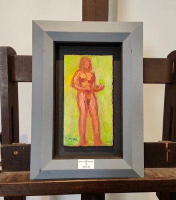 un tableau représentant une femme tenant un bébé dans un cadre