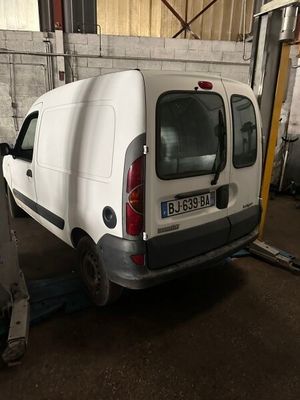 une camionnette blanche garée dans un garage