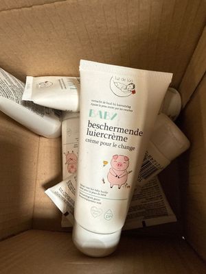 un tube de dentifrice et une brosse à dents dans une boîte en carton