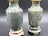 deux vases posés l'un à côté de l'autre sur une table