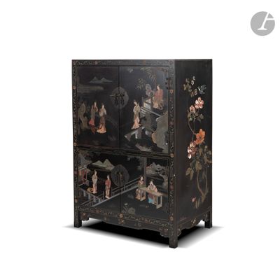 une armoire qui comporte de nombreux tiroirs à l'intérieur