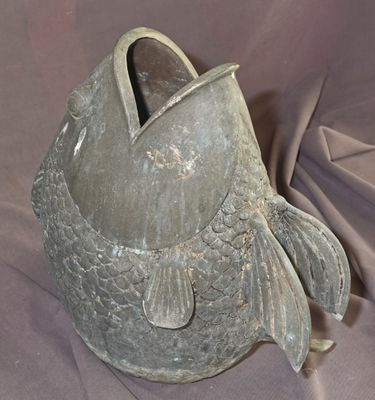 un vase gris orné d'un motif de poisson