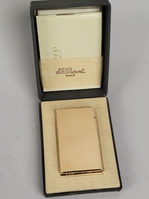 une image représentant un étui à cigarettes en or contenant une cigarette