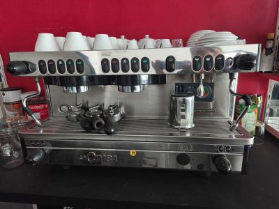 une machine à café posée sur une table