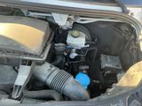 une photo d'un moteur de voiture avec le capot ouvert