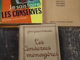 trois livres sont posés sur une table les uns à côté des autres