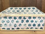 une image représentant une petite boîte ornée d'un motif floral