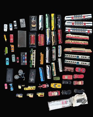 de nombreux modèles différents de petits trains miniatures sur fond noir