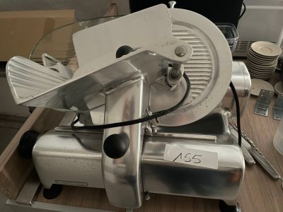 une machine posée sur une table