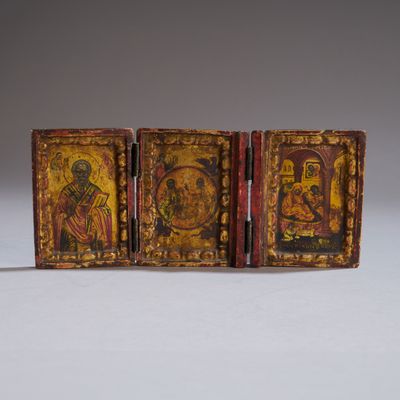 deux petites plaques en bois ornées de motifs dorés et rouges