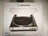 une image représentant une boîte contenant un tourne-disque