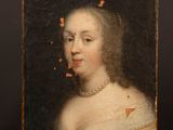 un tableau représentant une femme en robe blanche portant un collier de perles