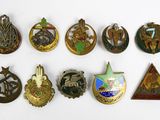 plusieurs types de badges sont disposés sur une surface blanche