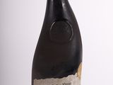 une bouteille de vin avec une étiquette dessus