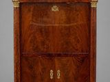 une commode ancienne en bois comportant deux tiroirs d'un côté et un tiroir de l'autre