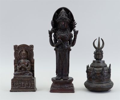 trois figurines en bronze représentant des divinités hindoues sur fond blanc