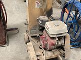 une machine placée au milieu d'une pièce