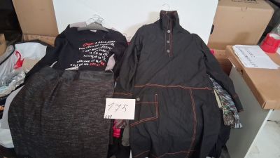 Lot de 68 pièces vêtements femme, modèles et différents colo…