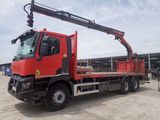un camion rouge équipé d'une grue à l'arrière