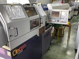 une machine qui se trouve à l'intérieur d'un bâtiment