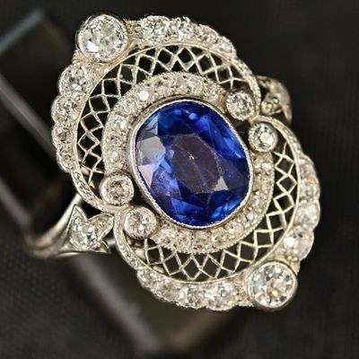 un gros plan d'une bague sertie d'une pierre bleue