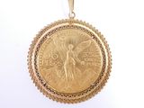 une image représentant un pendentif en forme de pièce d'or sur lequel figure une femme