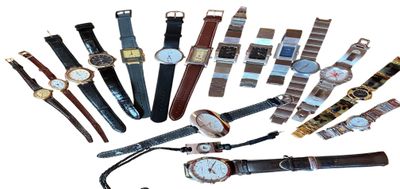 tout un tas de montres posées les unes à côté des autres sur la table