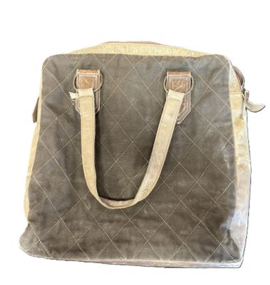 sac à main matelassé gris et beige avec des anses en cuir, sur fond blanc